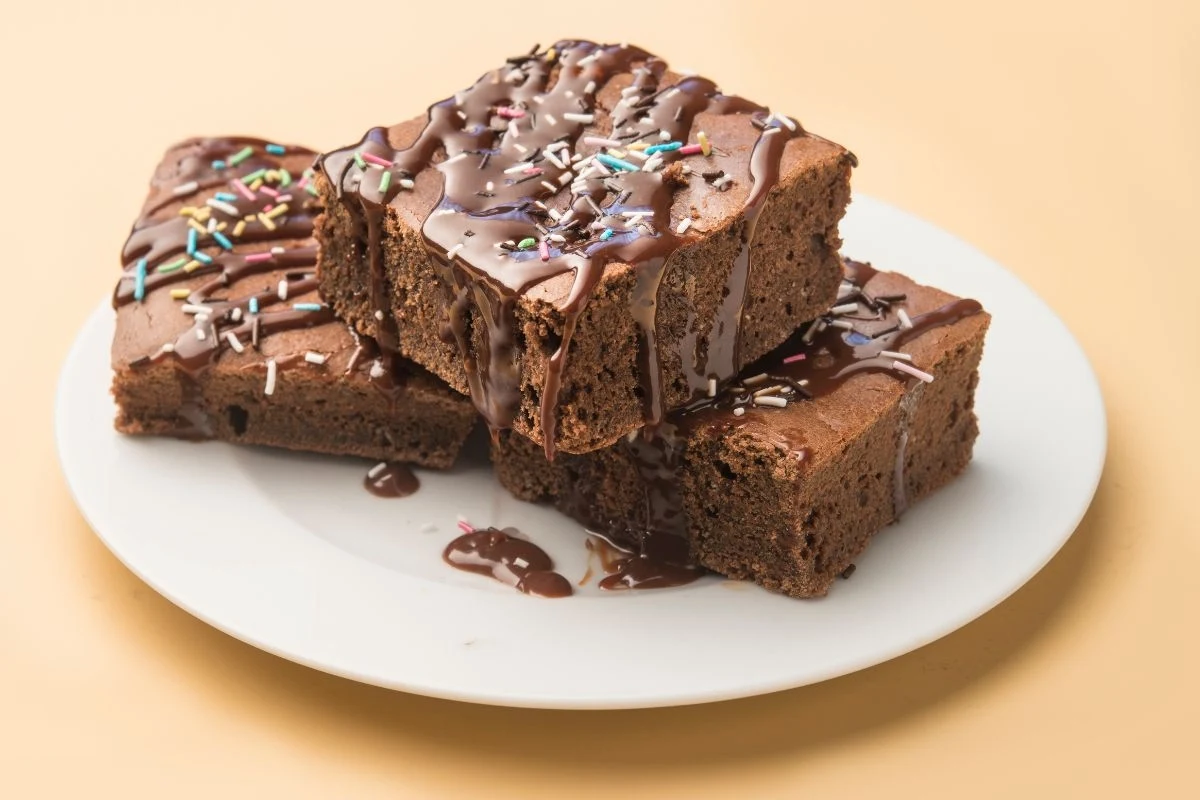 Brownie ma chrupiącą skorupkę z wierzchu i rozpływający się w ustach środek Brownie ma chrupiącą skorupkę z wierzchu i rozpływający się w ustach środek