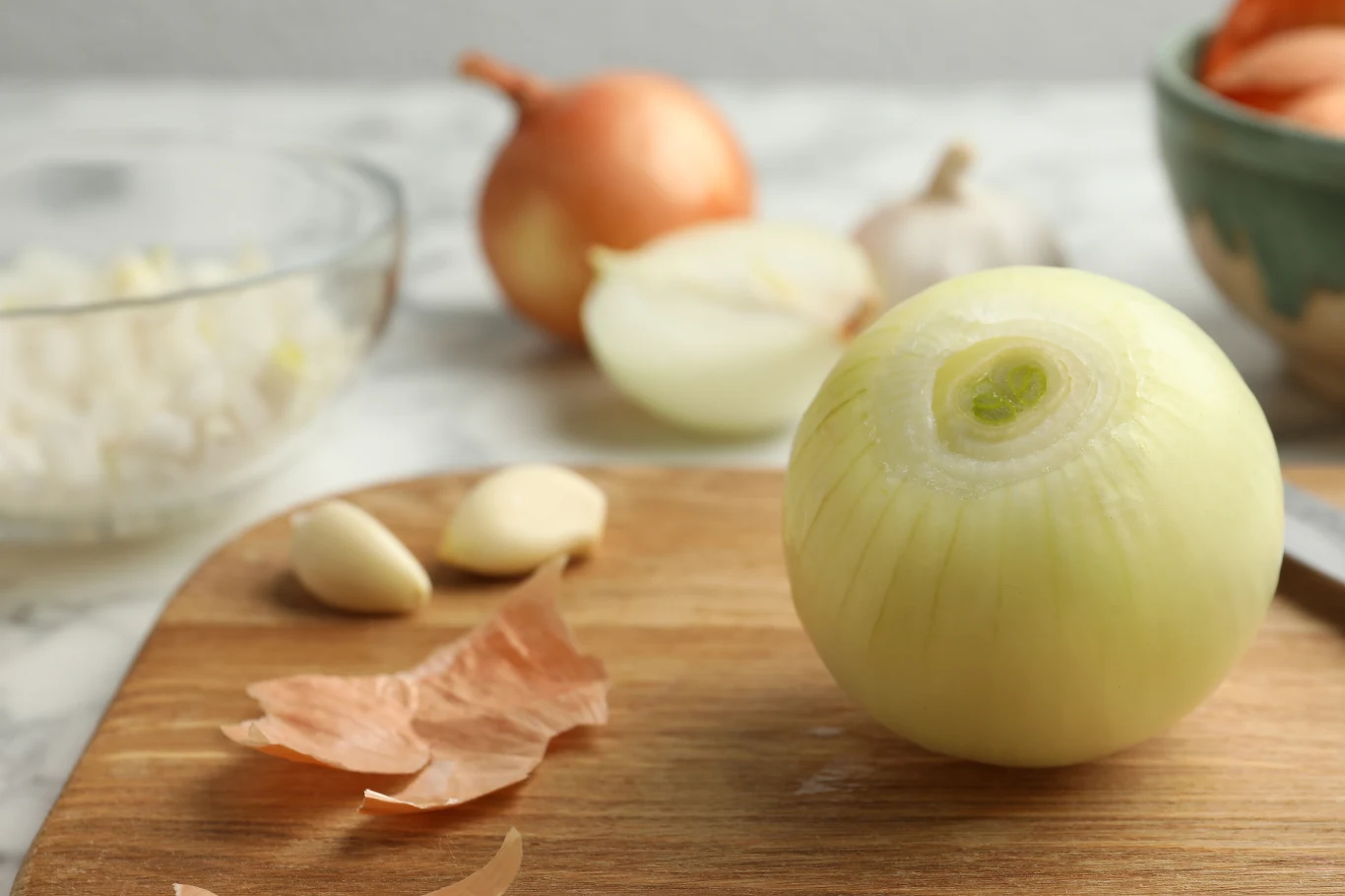 Jak wyczyścić deskę z nieprzyjemnego zapachu cebuli? Te domowe sposoby z pewnością w tym pomogą.