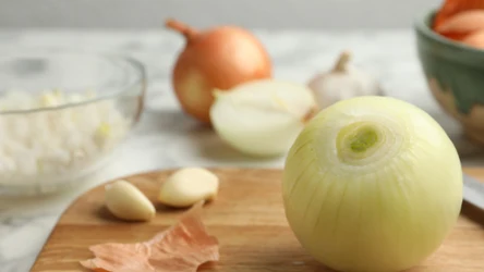 Jak wyczyścić deskę z nieprzyjemnego zapachu cebuli? Te domowe sposoby z pewnością w tym pomogą.