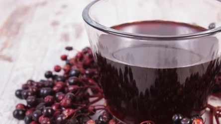 Sok z owoców czarnego bzu korzystnie działa na organizm, m.in. poziom cukru we krwi 