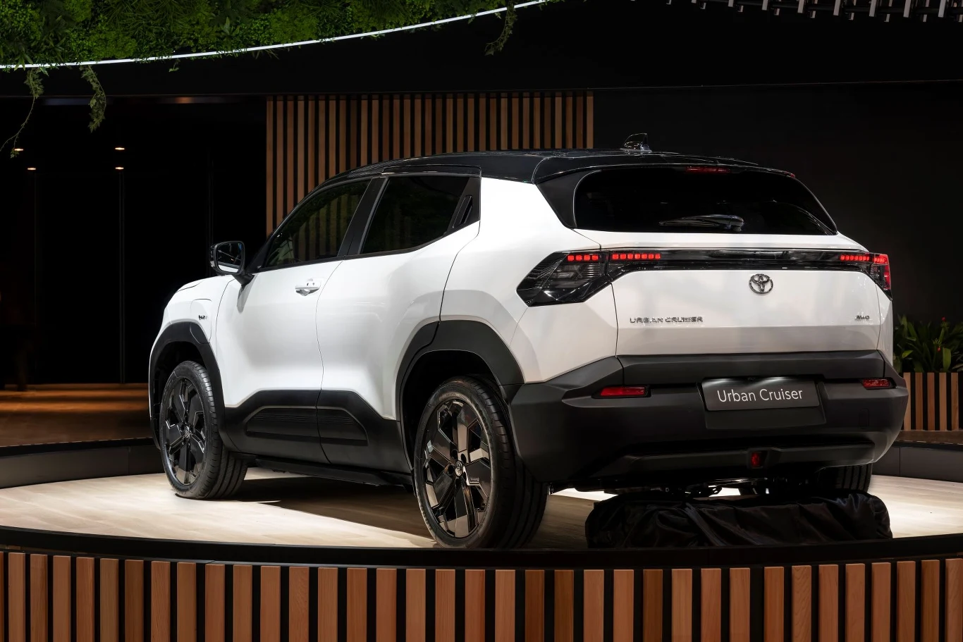 Toyota Urban Cruiser dostępna będzie w dwóch wariantach pojemności akumulatora - 49 kWh (napęd na przód) lub 61 kWh (napęd na przód lub na cztery koła).