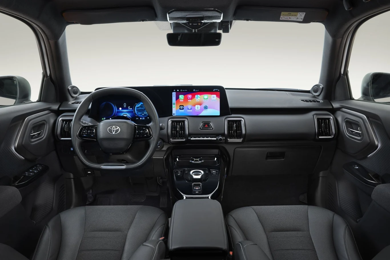 Toyota Urban Cruiser wyposażona jest w dwa ekrany - wyświetlacz wskaźników o przekątnej 10,25 cala oraz ekran multimediów o przekątnej 10,1 cala.