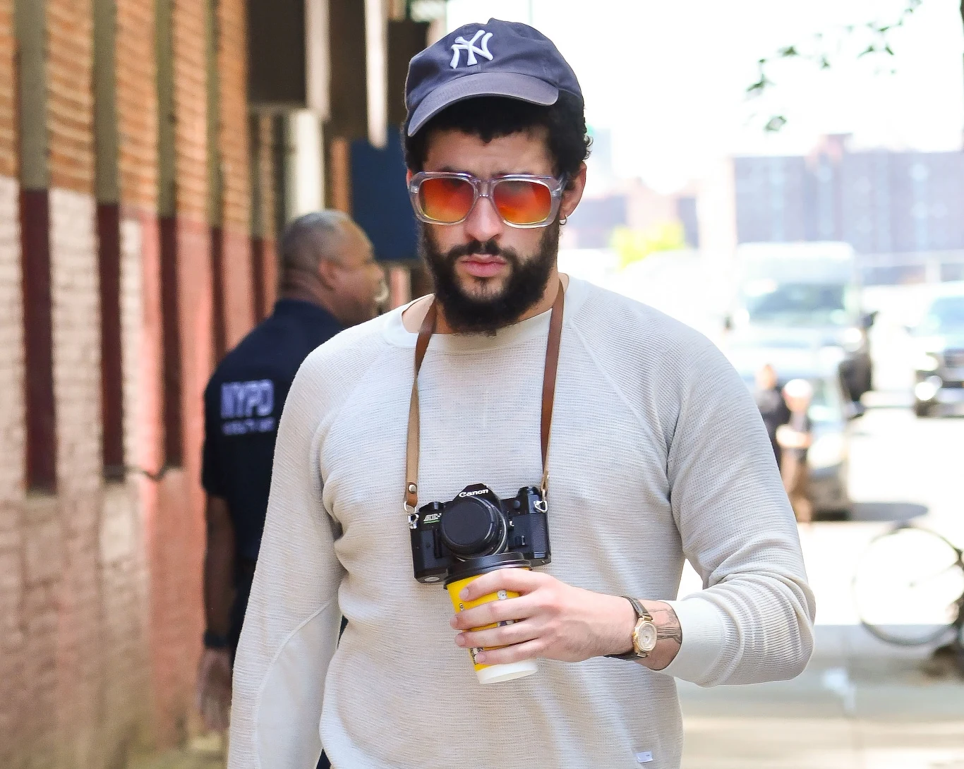 Bad Bunny to obecnie jeden z najpopularniejszych wokalistów ze świata muzyki latynoskiej Bad Bunny to obecnie jeden z najpopularniejszych wokalistów ze świata muzyki latynoskiej