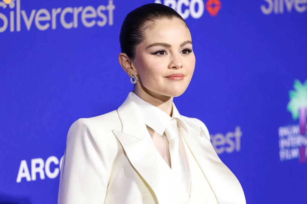 Elegancka Selena Gomez w 2025 rok wchodzi cała na biało. Jej stylizacje są przemyślane w każdym calu