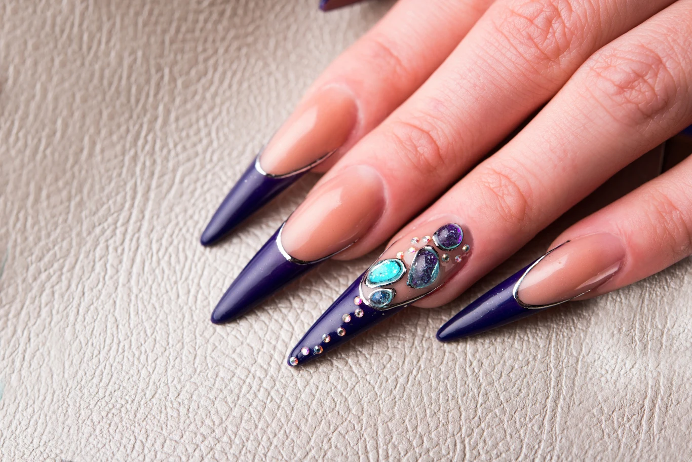 "Śmieciowe" paznokcie podbijają serca kobiet na całym świecie. Tylko dla odważnych "Śmieciowe" paznokcie podbijają serca kobiet na całym świecie. Tylko dla odważnych