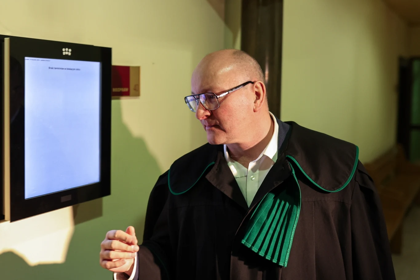 Mecenas Arkadiusz Ludwiczek przed posiedzeniem aresztowym w Sądzie Rejonowym w Sosnowcu Mecenas Arkadiusz Ludwiczek przed posiedzeniem aresztowym w Sądzie Rejonowym w Sosnowcu