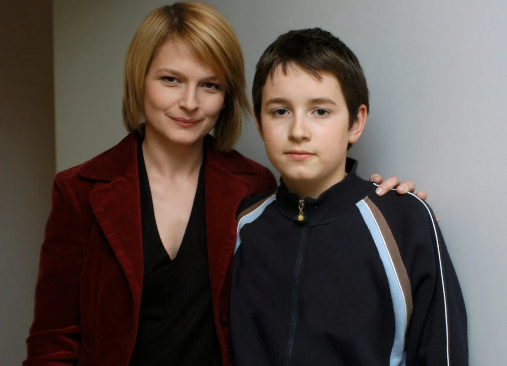 Dominika Ostałowska i Franciszek Przybylski na planie "M jak miłość", 2005 r.