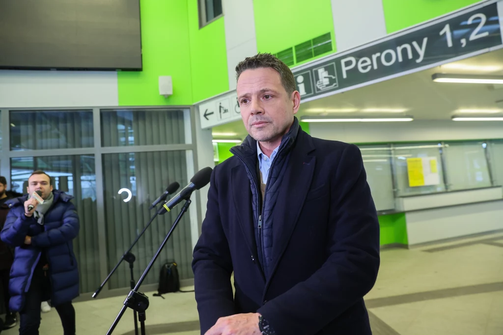 Rafał Trzaskowski na konferencji prasowej na dworcu autobusowo-kolejowym w Płocku
