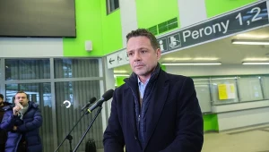 Rafał Trzaskowski na konferencji prasowej na dworcu autobusowo-kolejowym w Płocku