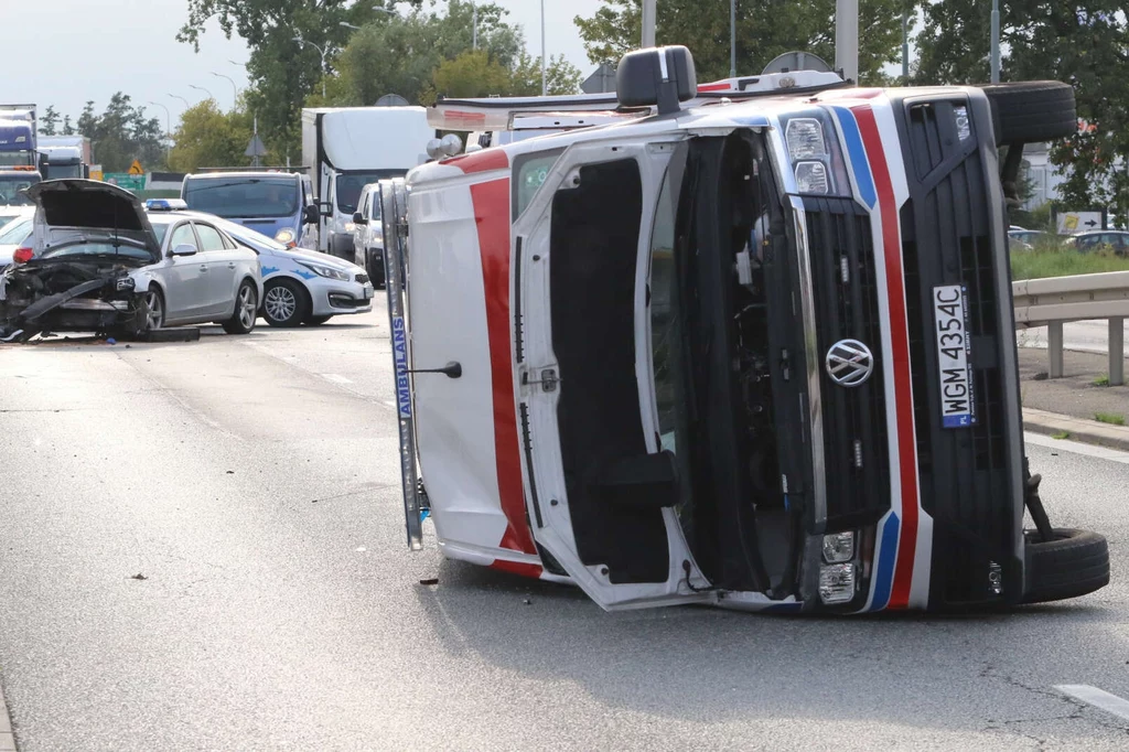 Kierowcy pojazdów uprzywilejowanych też popełniają błędy