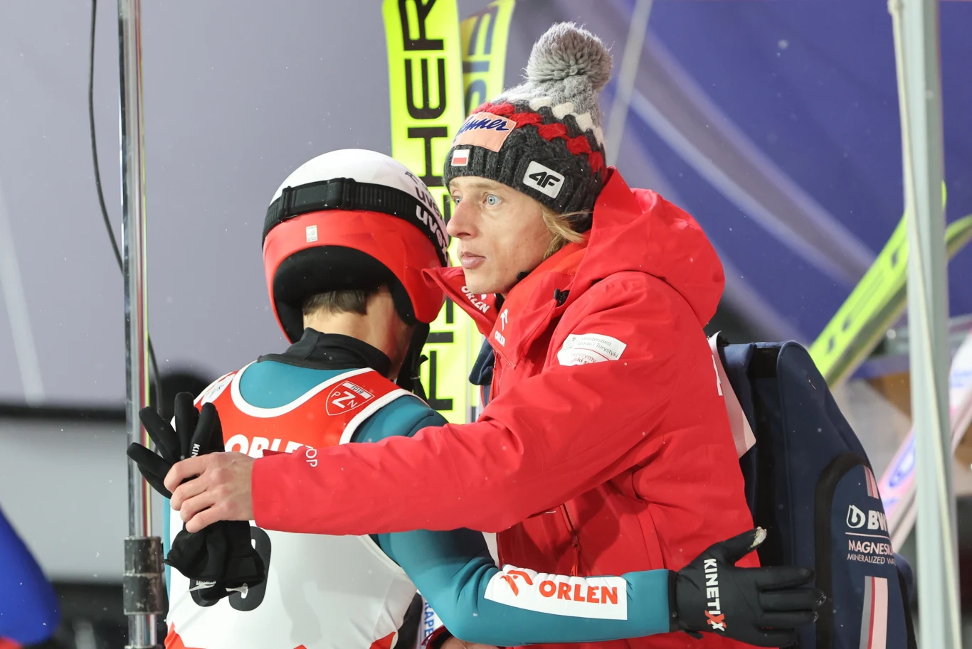 Dawid Kubacki i Kamil Stoch (tyłem)