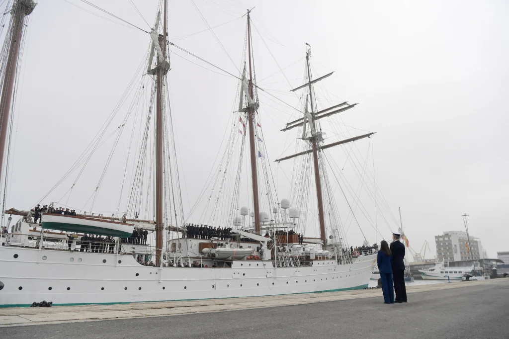 Para królewska żegna córkę przed wypłynięciem w rejs Para królewska żegna córkę przed wypłynięciem w rejs