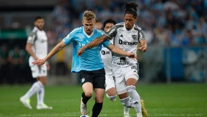 Ronald Cardoso Falkoski (z lewej) w meczu pomiędzy Gremio Porto Alegre a Atletico Mineiro