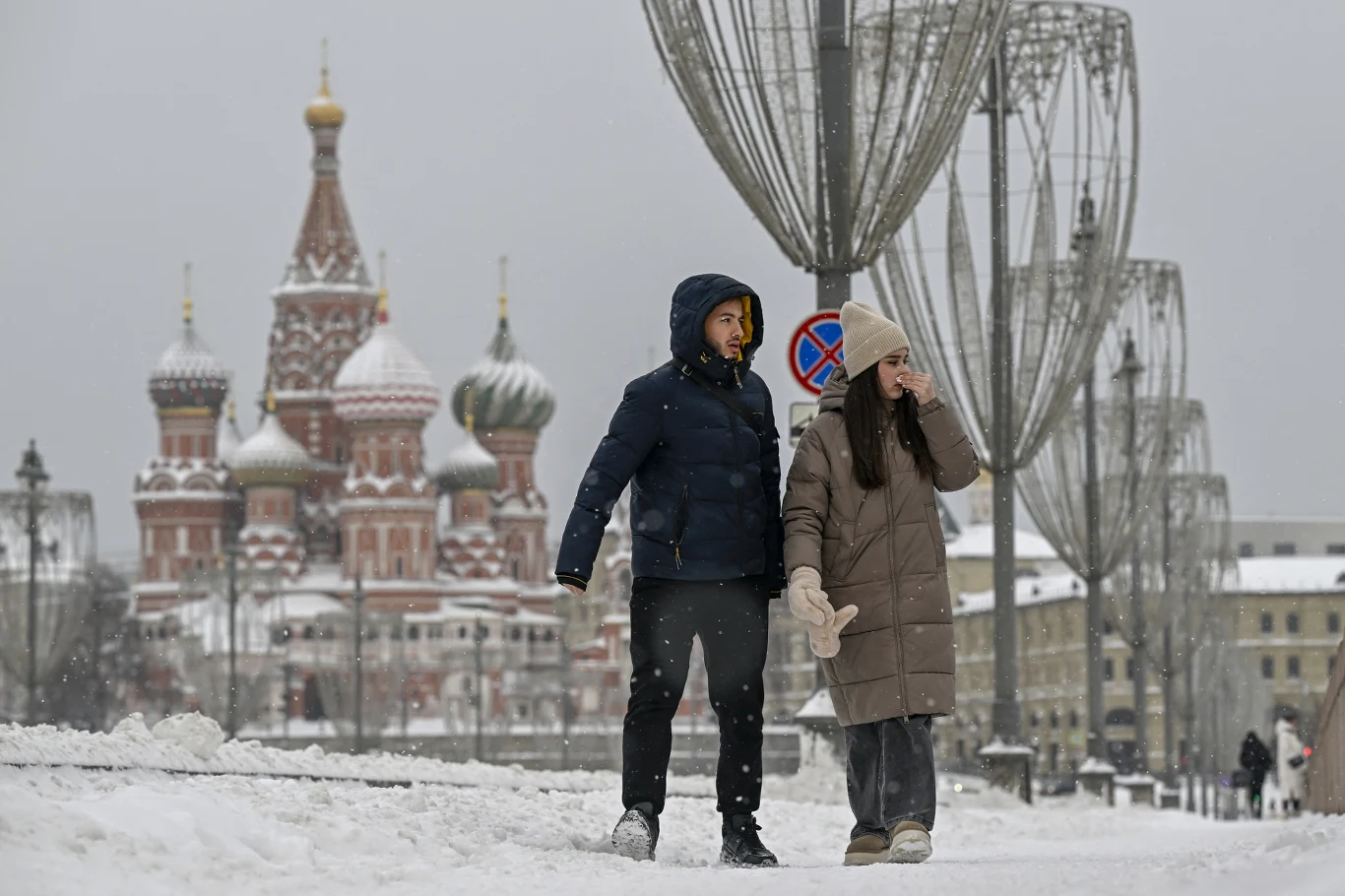 Znaną rosyjską markę czeka bankructwo? Sąd wszczął postępowanie Rosyjska spółka Narodowe Centrum Informatyzacji (NCI) zbankrutowała, ale nie tylko przez zachodnie sankcje. Na zdj. przechodnie na ulicy w Moskwie