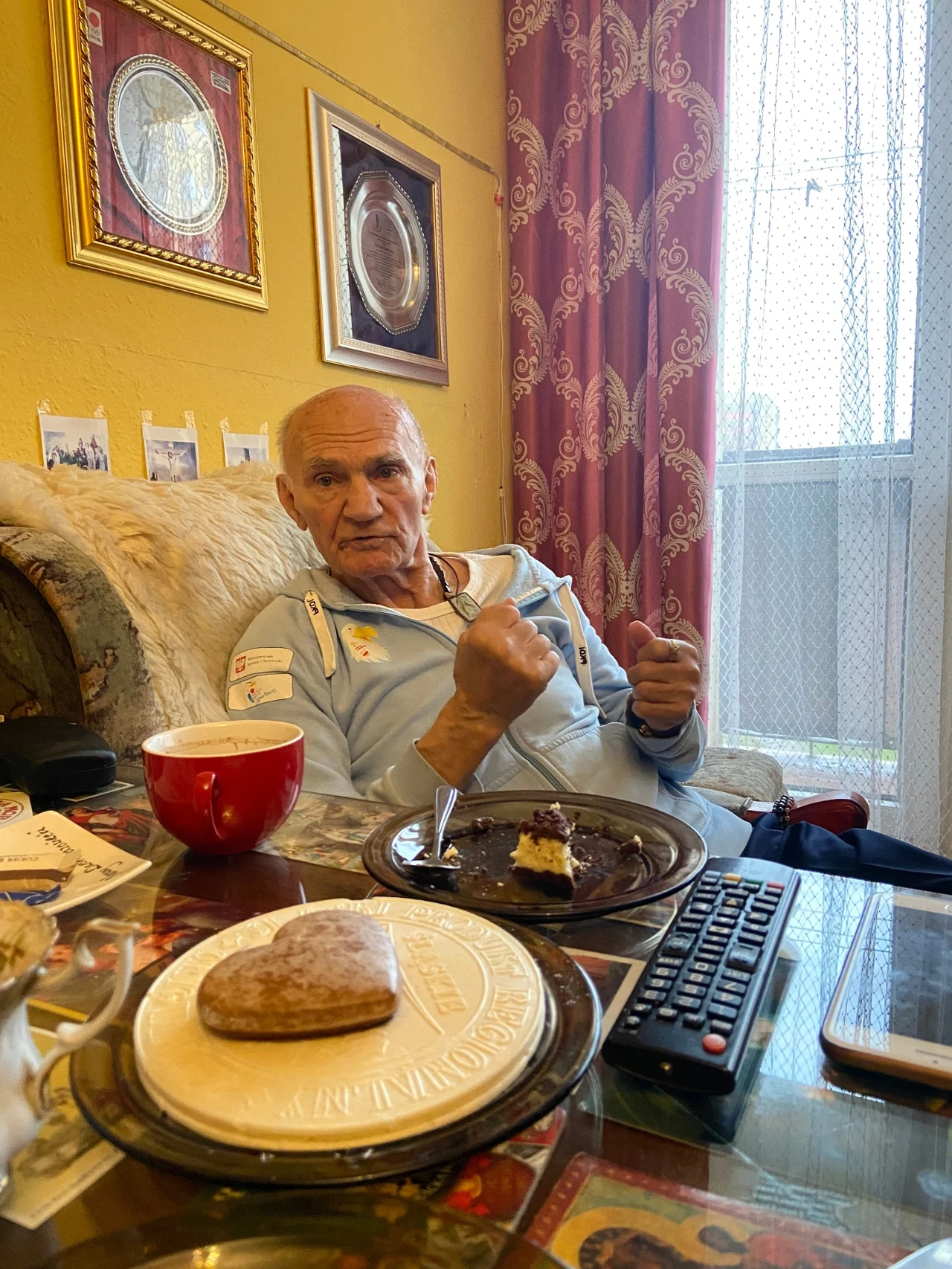 Marian Kasprzyk i jego dłonie zaciśnięte w pięści. Tymi rękami siał kiedyś spustoszenie w ringu