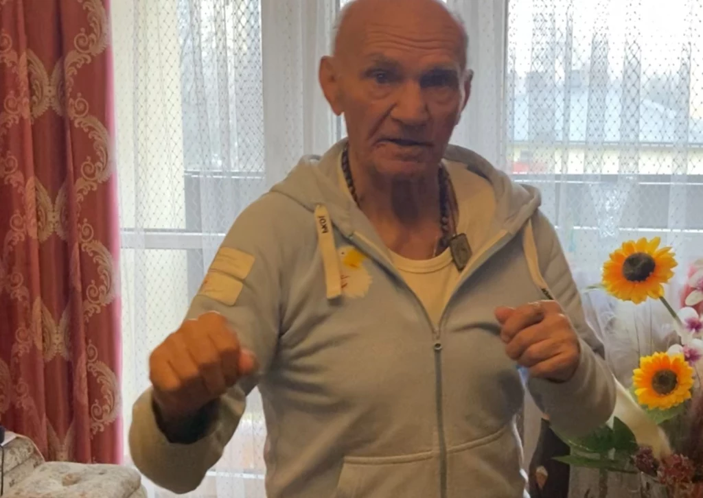 Przyglądanie się, jak 85-letni pan Marian Kasprzyk wyprowadza ciosy, które kiedyś zadawał z prędkością karabinu maszynowego, było czymś ujmującym... Przyglądanie się, jak 85-letni pan Marian Kasprzyk wyprowadza ciosy, które kiedyś zadawał z prędkością karabinu maszynowego, było czymś ujmującym...