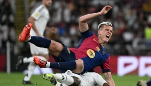 Arbiter niedzielnego El Clasico miał stanowczo za dużo pobłażania wobec ostrej gry piłkarzy Realu
