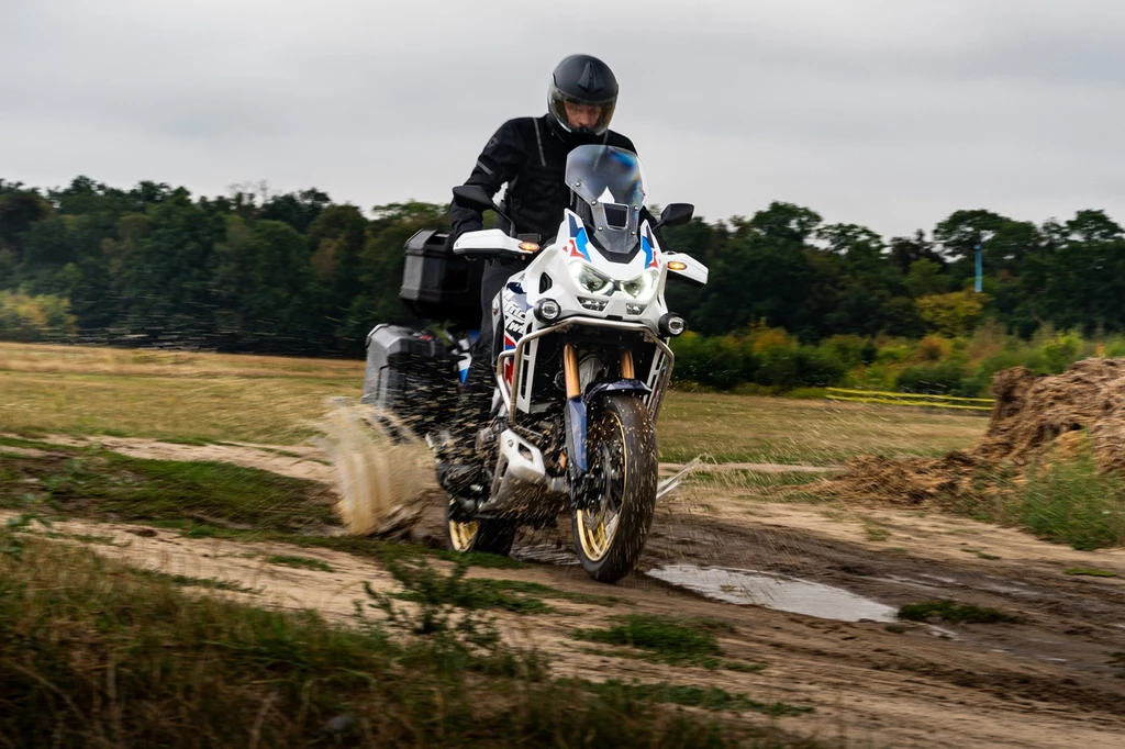 Honda CRF1100L Africa Twin z automatyczną skrzynią biegów. Sprawdziliśmy, jak sprawdza się w terenie.