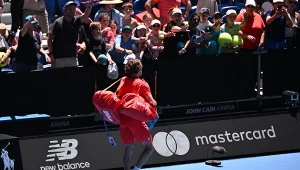 Stefanos Tsitsipas opuszczający kort po porażce z Alexem Michelsenem