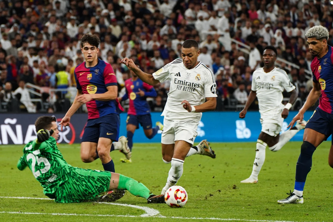 Wojciech Szczęsny w pojedynku z Kylianem Mbappe