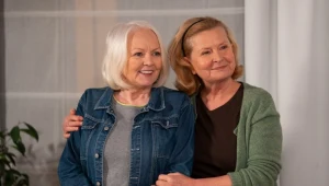 Elżbieta (Barbara Bursztynowicz) odwiedzi jej koleżanka ze studiów - Joanna (Mariola Kukuła)
