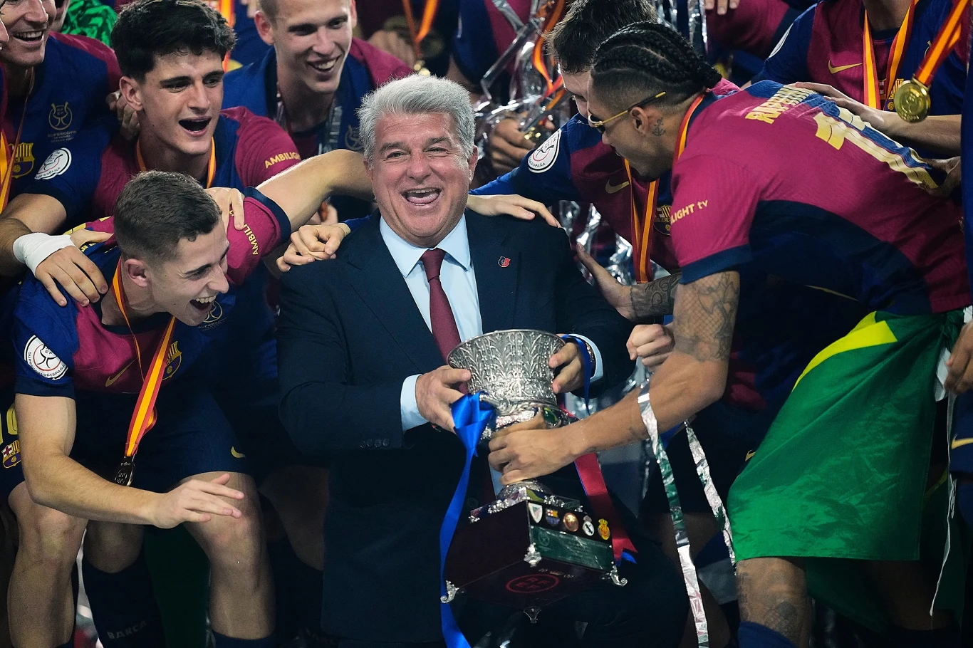 Joan Laporta świętujący wygranie Superpucharu Hiszpanii z piłkarzami FC Barcelona Joan Laporta świętujący wygranie Superpucharu Hiszpanii z piłkarzami FC Barcelona