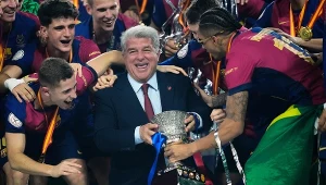 Joan Laporta świętujący wygranie Superpucharu Hiszpanii z piłkarzami FC Barcelona