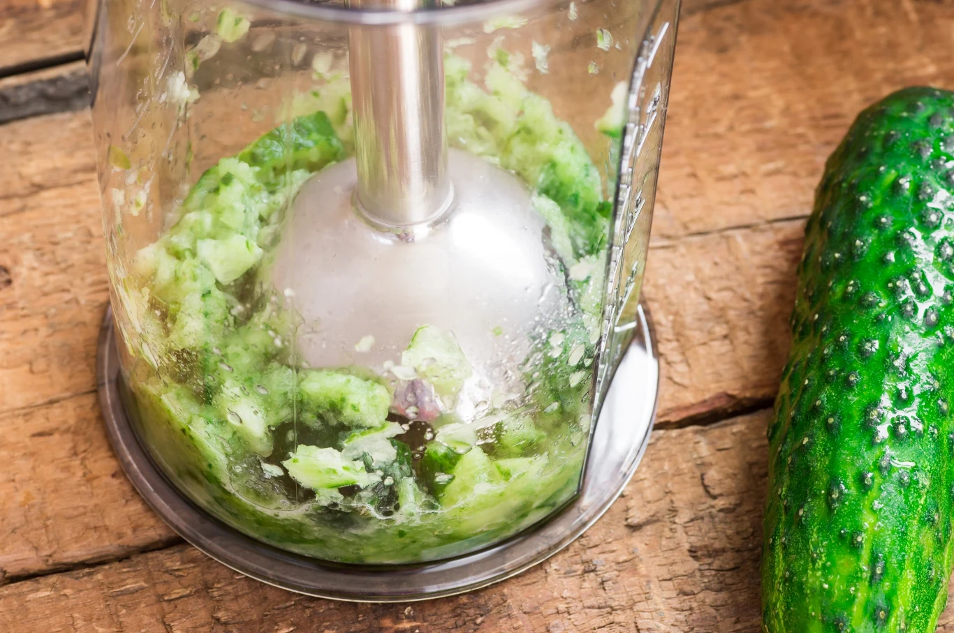 Zblenduj ogórek, połącz z jajkiem i nałóż na twarz. To świetny domowy sposób na zmarszczki wokół ust Zblenduj ogórek, połącz z jajkiem i nałóż na twarz. To świetny domowy sposób na zmarszczki wokół ust