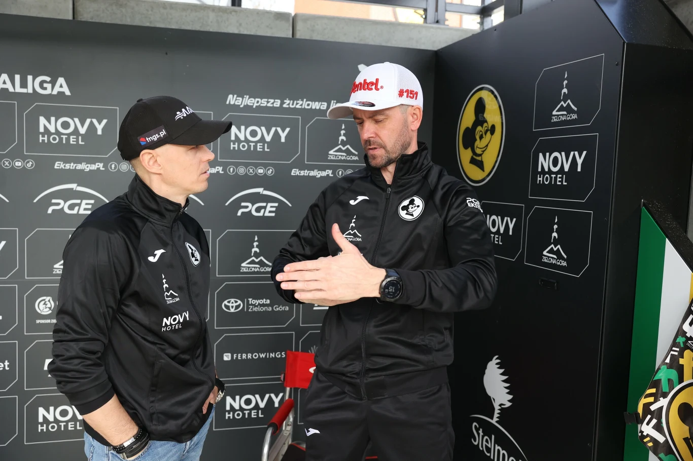 Jarosław Hampel i dyrektor Piotr Protasiewicz.