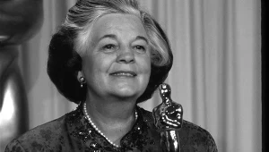 Phyllis Dalton w 1990 roku z Oscarem za kostiumy do filmu "Henryk V"