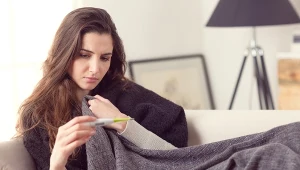 Przyjęło się, że gorączka jest czymś złym i zawsze należy ją zbijać. Kiedy faktycznie trzeba walczyć z gorączką i jak robić to dobrze? Odpowiedzi znajdziesz poniżej