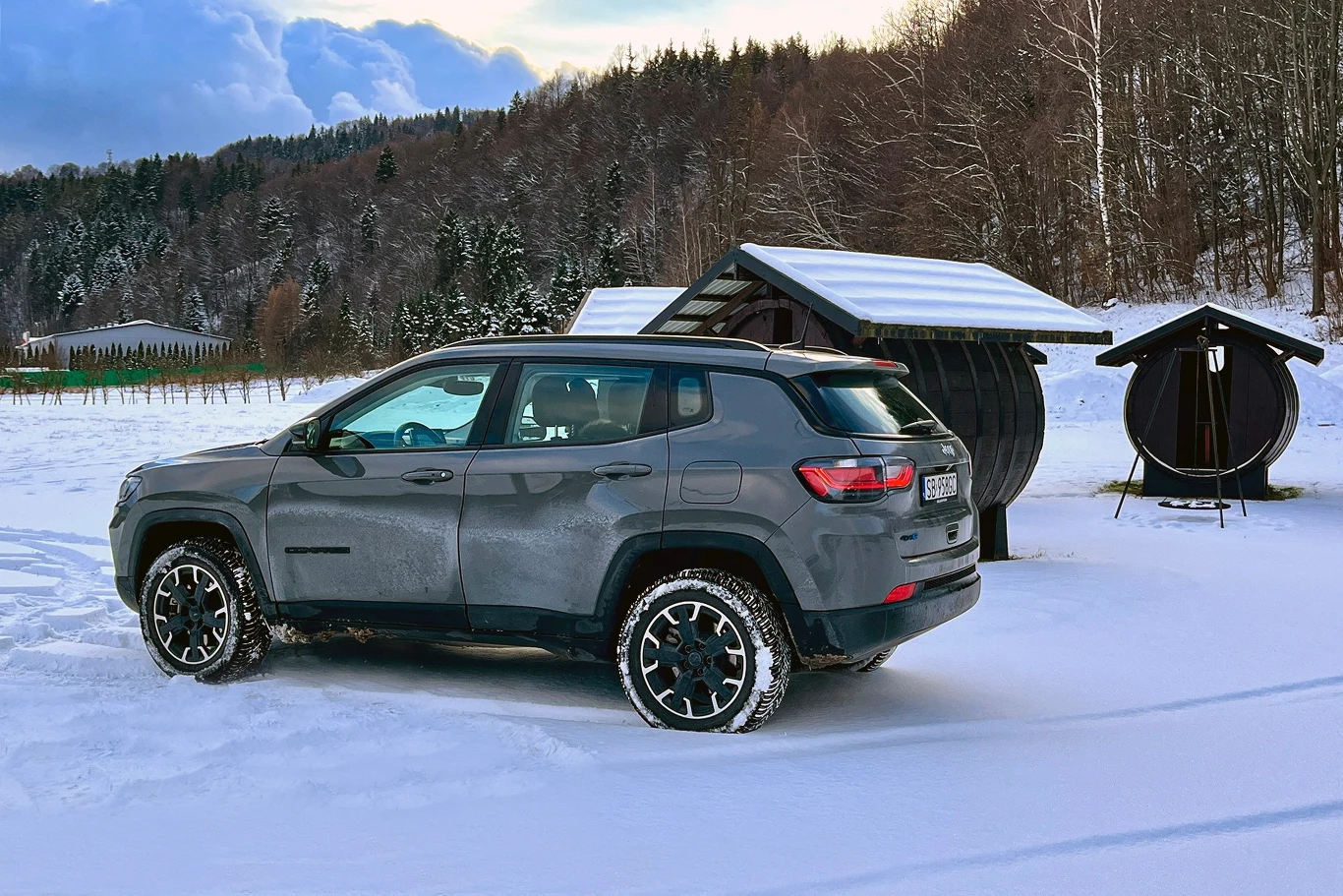 Za daleko w teren lepiej się nie wypuszczać. Ale w takich warunkach Jeep Compass Overland radzi sobie doskonale