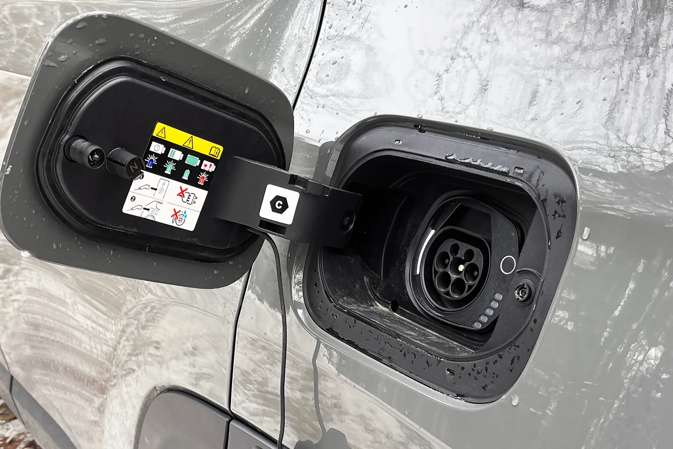 Jeepa Compass można ładować z mocą 7,4 kW