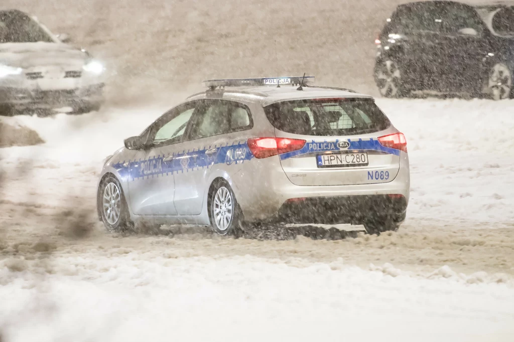 Widzą śnieg i wpadają w amok. Policja nie ma litości