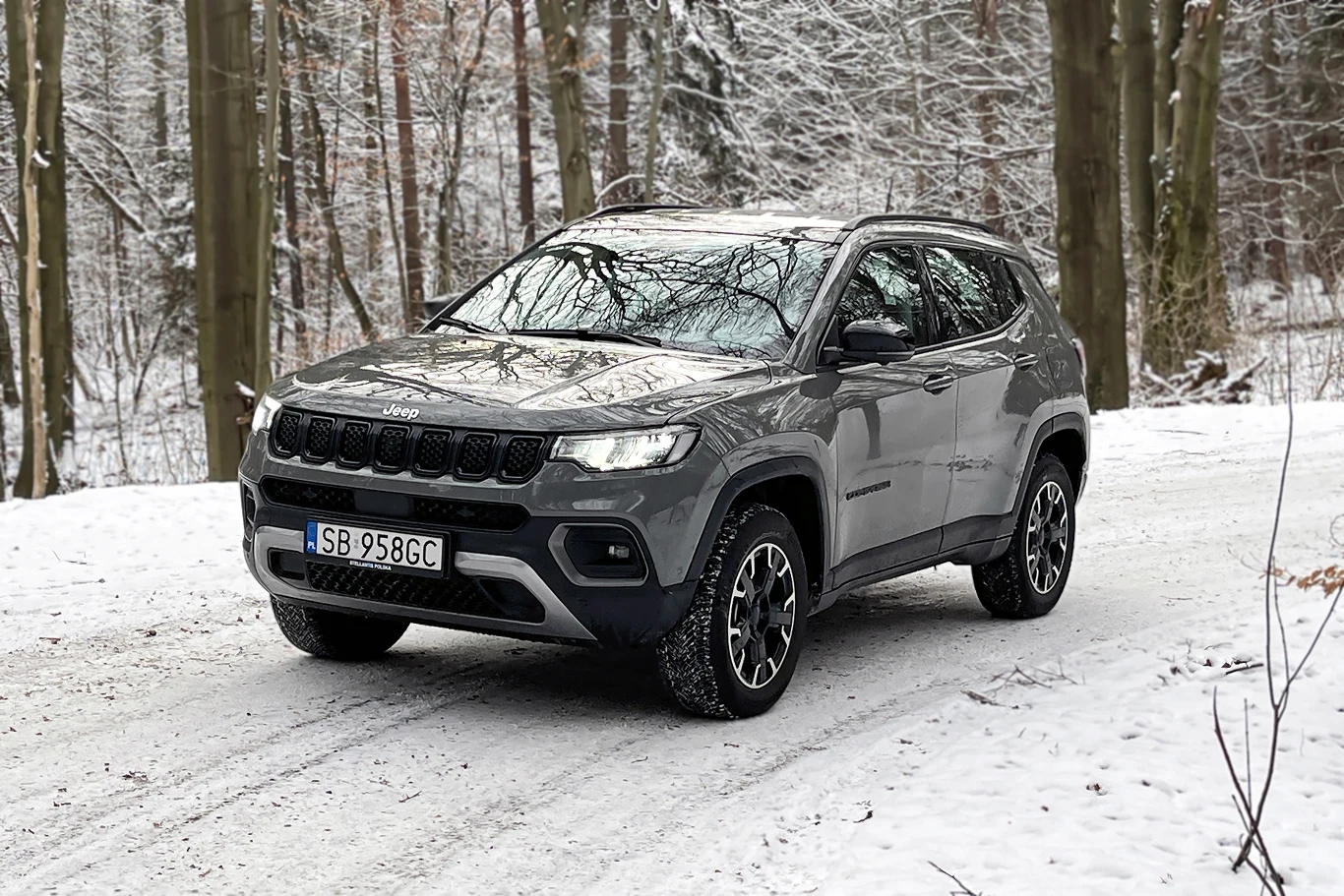 Jeep Compass Overland ma większy prześwit i kąt natarcia niż pozostałe wersje