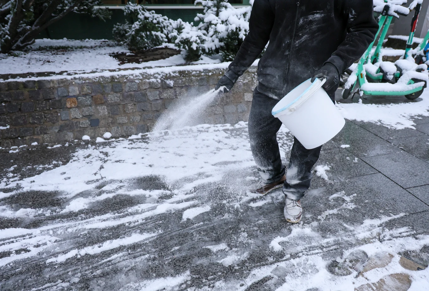 Sól na chodniku powoduje ogromne szkody. Większość osób nie zwraca na to uwagi. Sól na chodniku powoduje ogromne szkody. Większość osób nie zwraca na to uwagi.