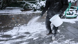 Spadł śnieg, w ruch poszła sól. Zimowy nawyk ma fatalne skutki