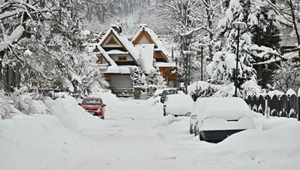 Ile waży mokry śnieg? Ogromne obciążenie dla dachu