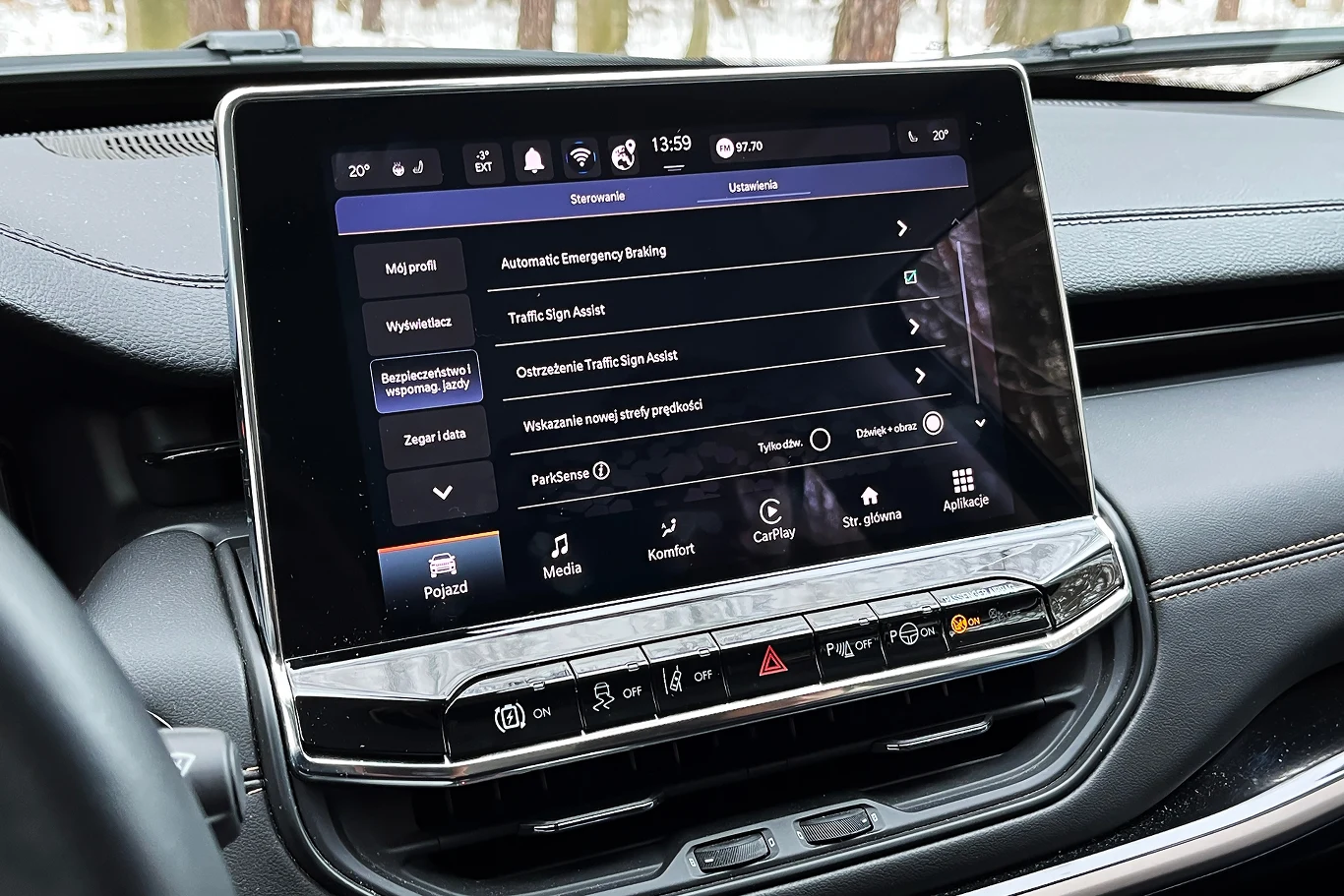 10,1-calowy dotykowy ekran działa sprawnie, ale interfejs wymaga przyzwyczajenia