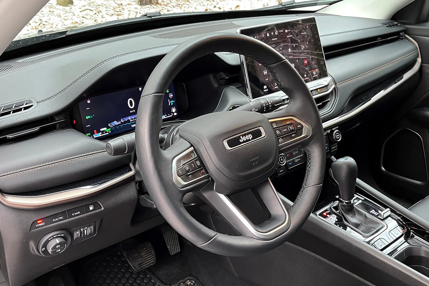 Po wnętrzu Jeepa Compass nie widać solidnego stażu rynkowego