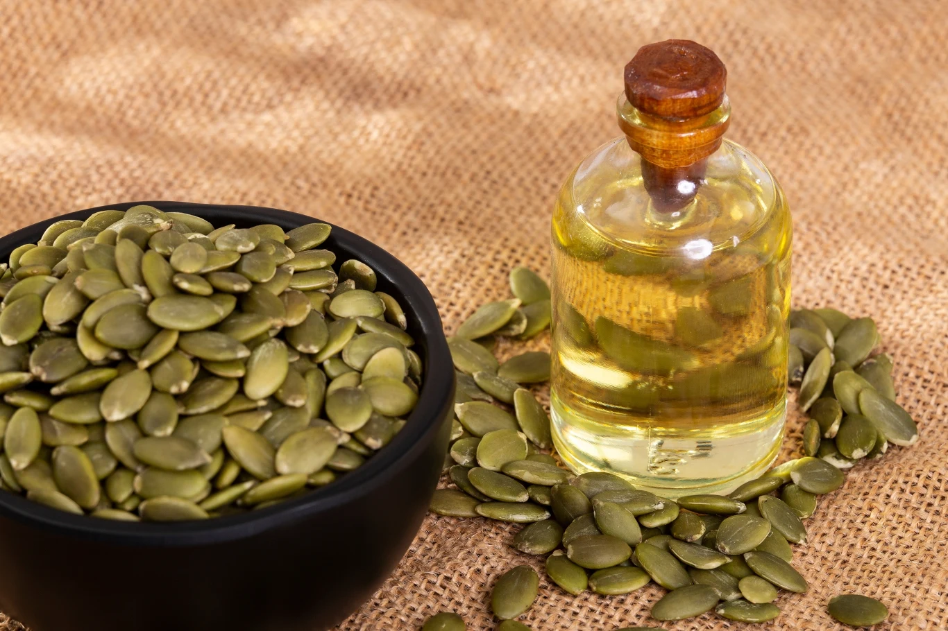 Olej z pestek dyni ma specyficzny smak i nie każdemu może przypaść do gustu Olej z pestek dyni ma specyficzny smak i nie każdemu może przypaść do gustu