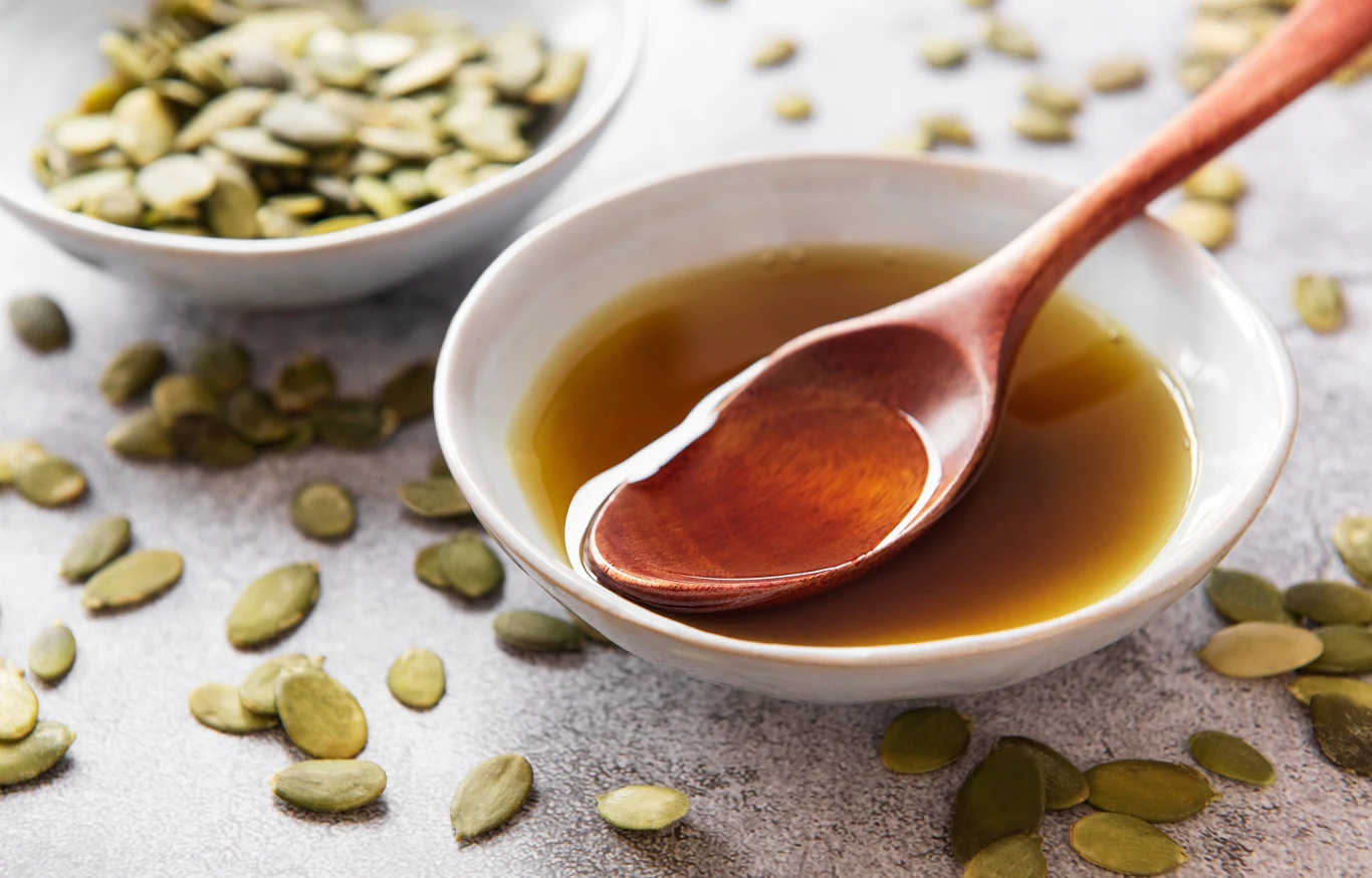 Olej z pestek dyni trzeba jeść na zimno i surowo Olej z pestek dyni trzeba jeść na zimno i surowo