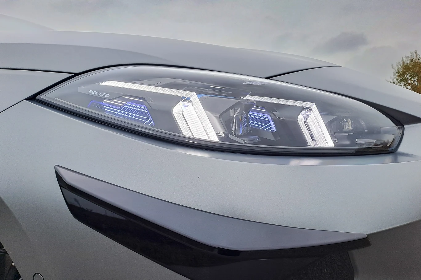 Jedynym nawiązaniem do charakterystycznych "ringów" są dwa pionowe elementy pełniące funkcję świateł dziennych i kierunkowskazów.