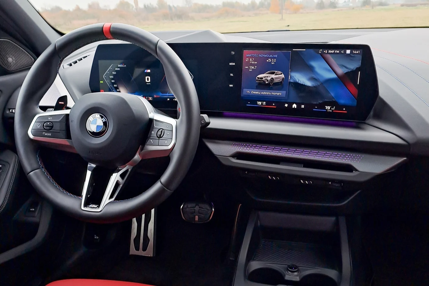Wewnątrz BMW serii 1 znajdziemy dwa ekrany - przed kierowcą wyświetlacz 10,25-calowy, a do obsługi multimediów 10,7-calowy.