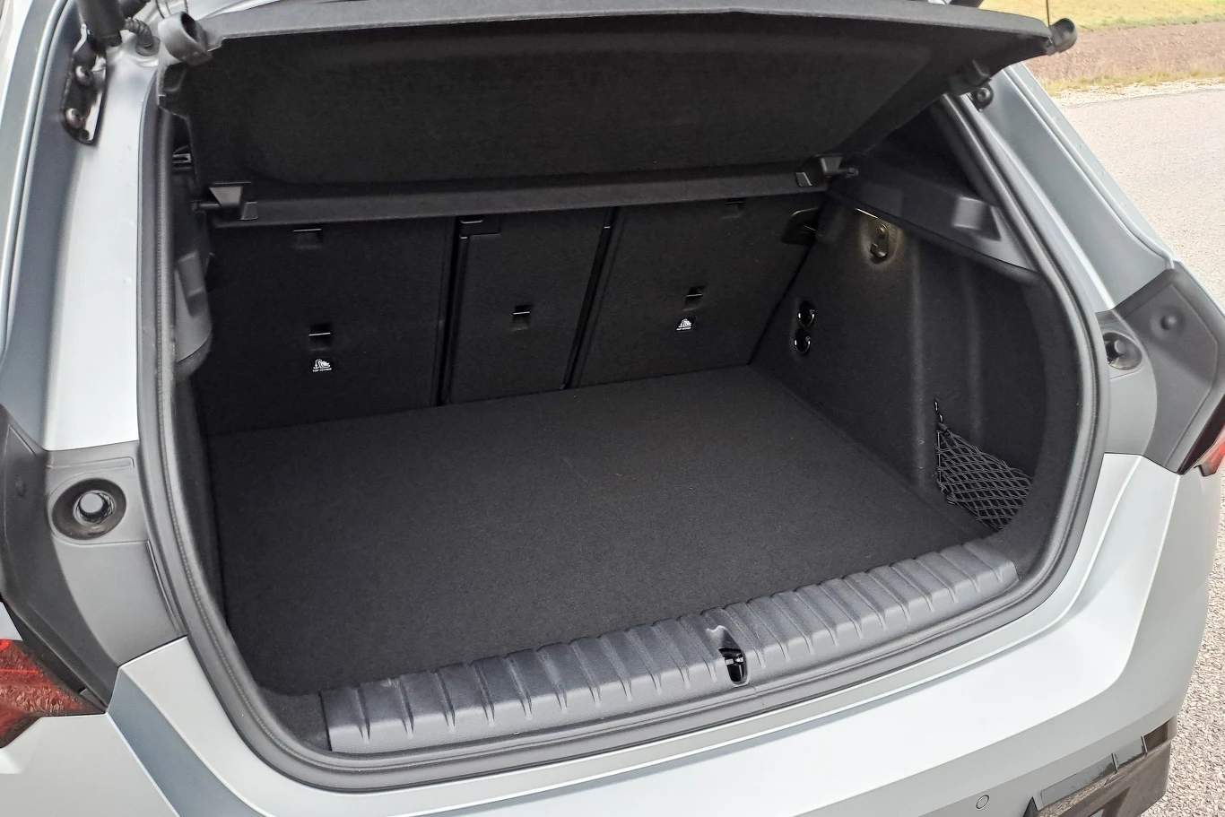 BMW serii 1 wyposażone oferuje bagażnik o pojemności 380 litrów. W wersjach hybrydowych spada ona do 300 litrów.