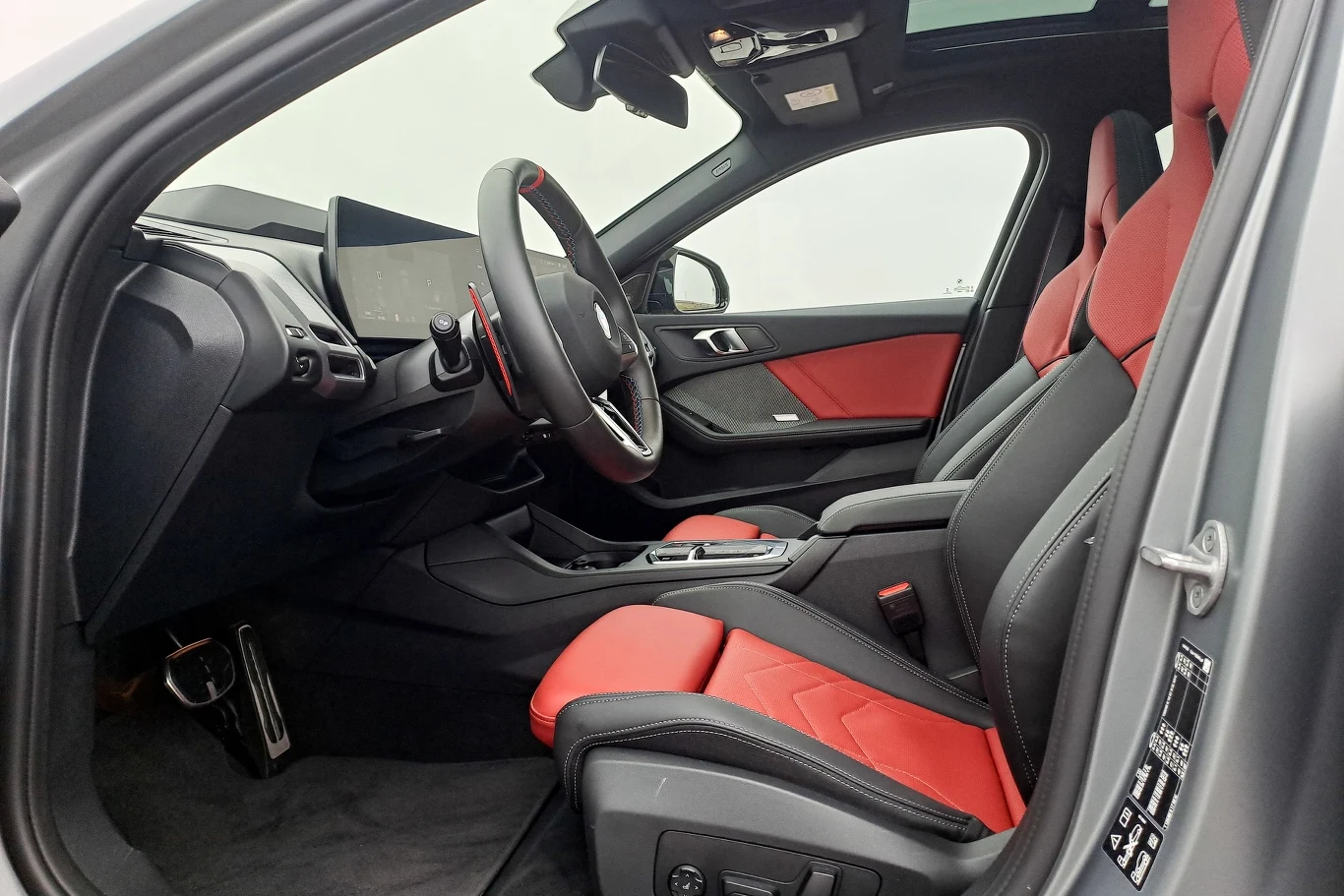 Testowany przez nas egzemplarz BMW M135 xDrive wyposażony jest m.in. w elektrycznie regulowane fotele przednie z pamięcią ustawień dla fotela kierowcy.