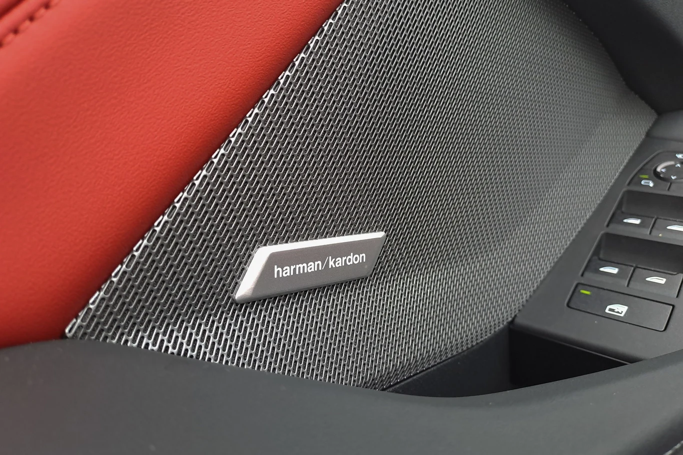 O nagłośnienie dba system firmy Harman Kardon. Metalowe osłony głośników zdobi podświetlany napis z nazwą firmy.