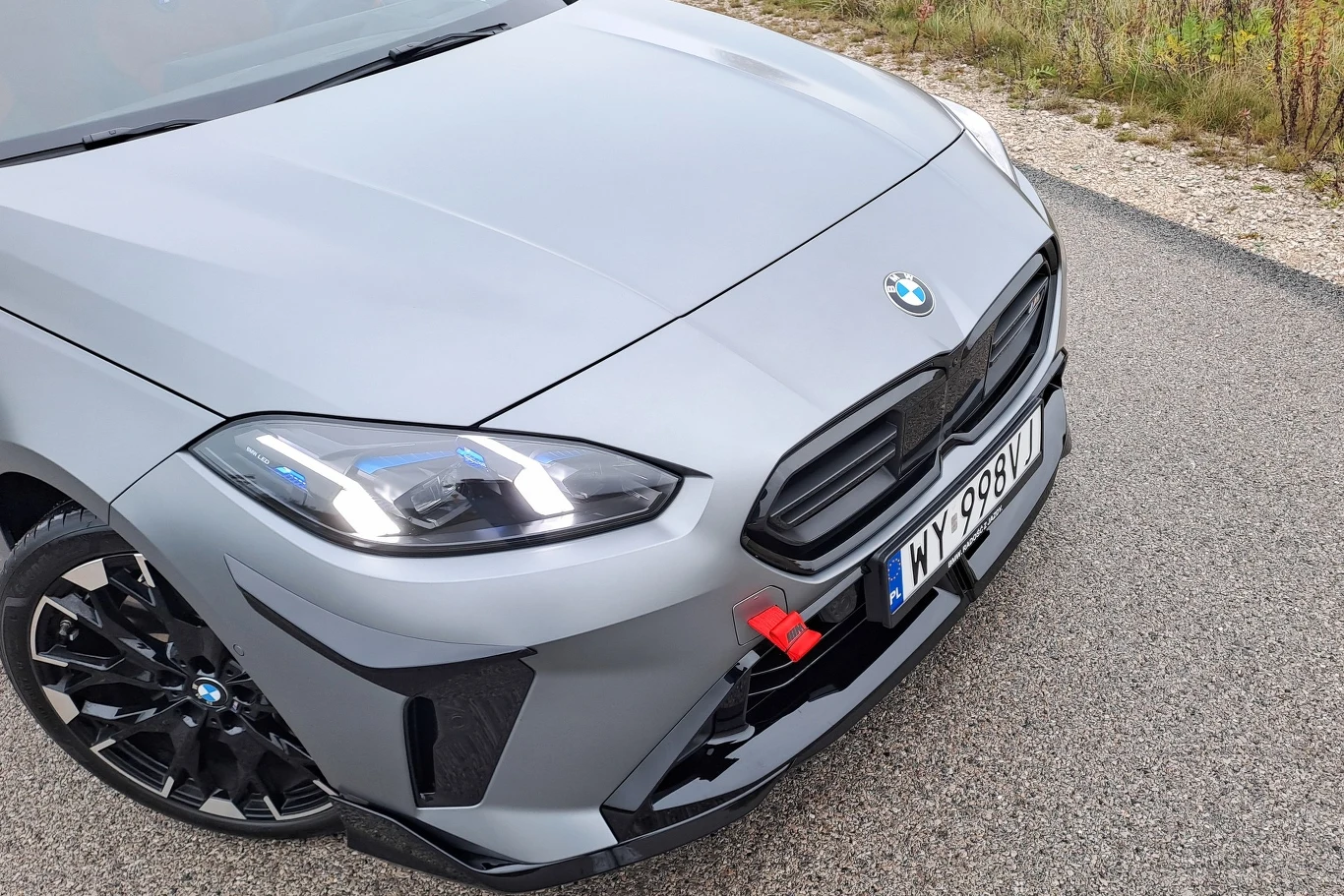 Nowe BMW serii 1 zostało zaprojektowane w sposób bardziej zachowawczy niż inne modele. Z przodu auto wyróżnia się m.in. pochyloną osłoną chłodnicy, która na szczęście nie jest przerośnięta.