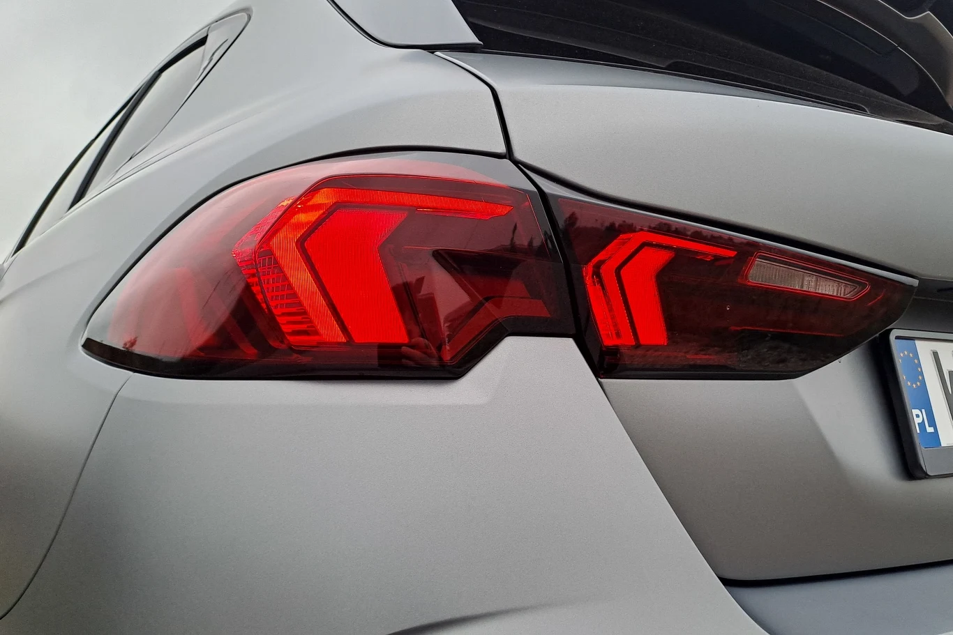 Zachodzące na boki tylne światła wyróżniają się "wcięciem" na łączeniu z klapą bagażnika.