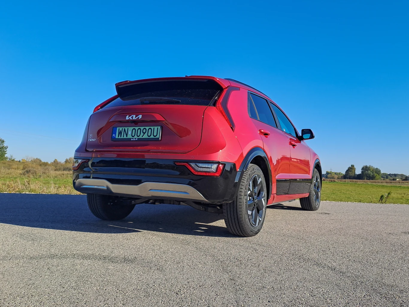Kia Niro EV wyróżnia się w tylnej części m.in. światłami nawiązującymi do bumerangu czy szerokim słupkiem C. 
